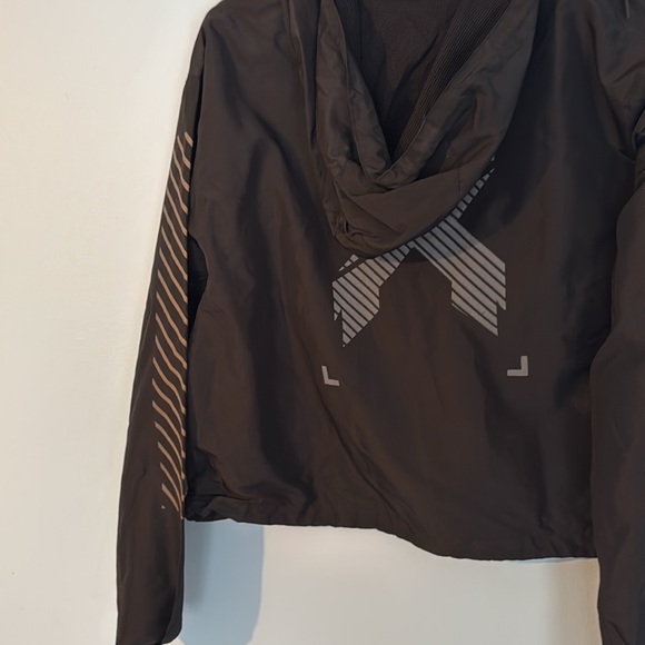 Excision Cropped Windbreaker - Picture 4 of 4